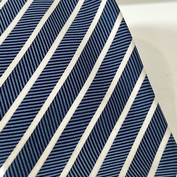 Haines & Bonner of London Handmade 100% Silk Classic Blue and White Striped Tie - Picture 6 of 11
